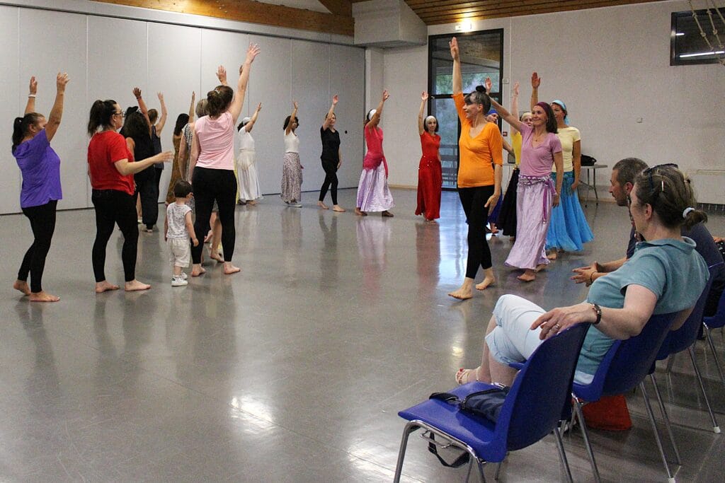 danse-thérapie et ses bienfaits pour se relier les uns aux autres selon la méthode le mouvement sensible