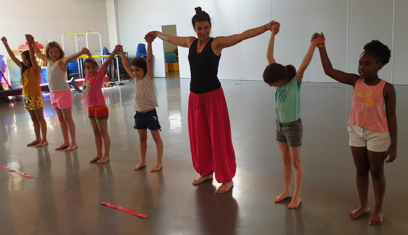 un cours de danse moderene enfants a annecy