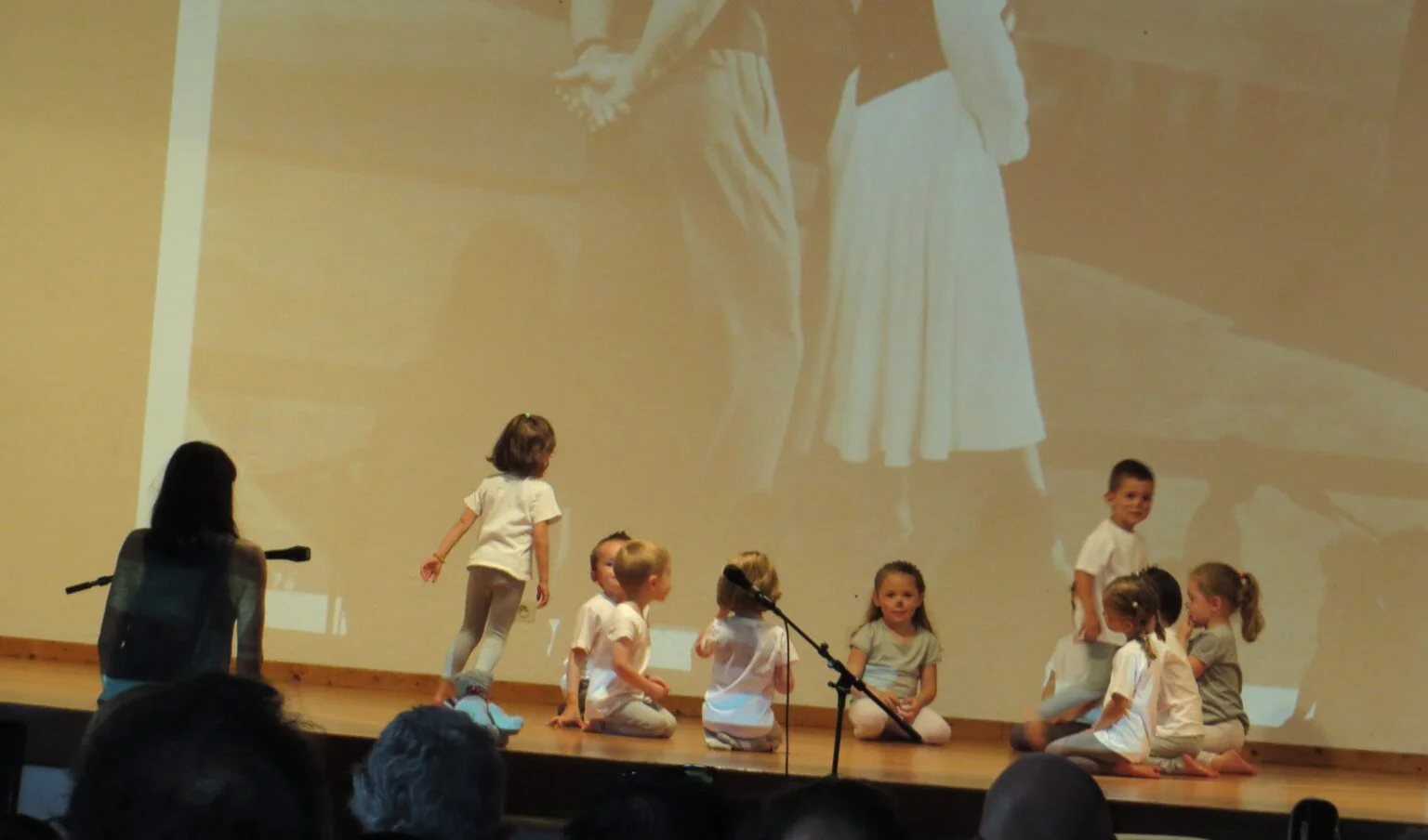 enfants sur scène pour un spectacle de danse à l'école