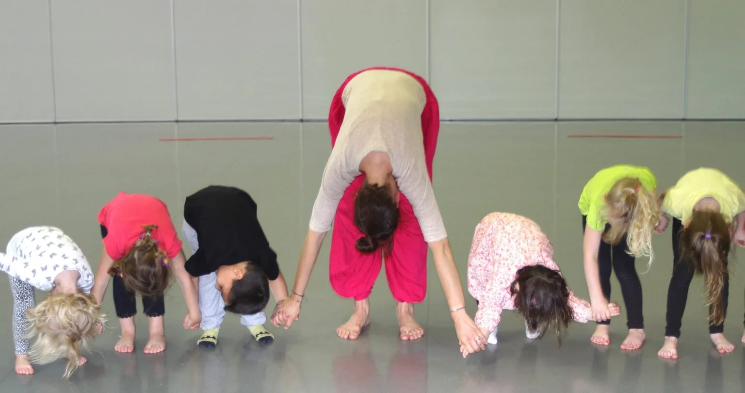un groupe d'enfants qui dansent la danse rythmique et moderne à annecy