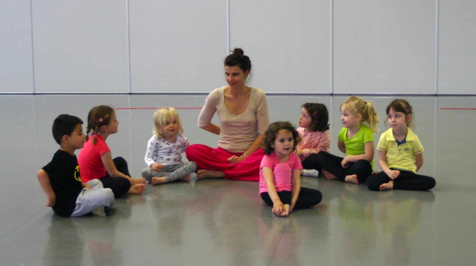 un groupe d'enfants qui dansent la danse rythmique et moderne à annecy